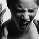 Comment contrôler sa colère: 25 conseils pour vous aider à rester calme